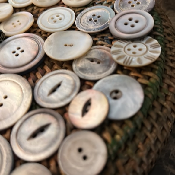 Buttons about 70 plus mother of pearl vintage buttons various sizes matching set - Picture 11 of 17